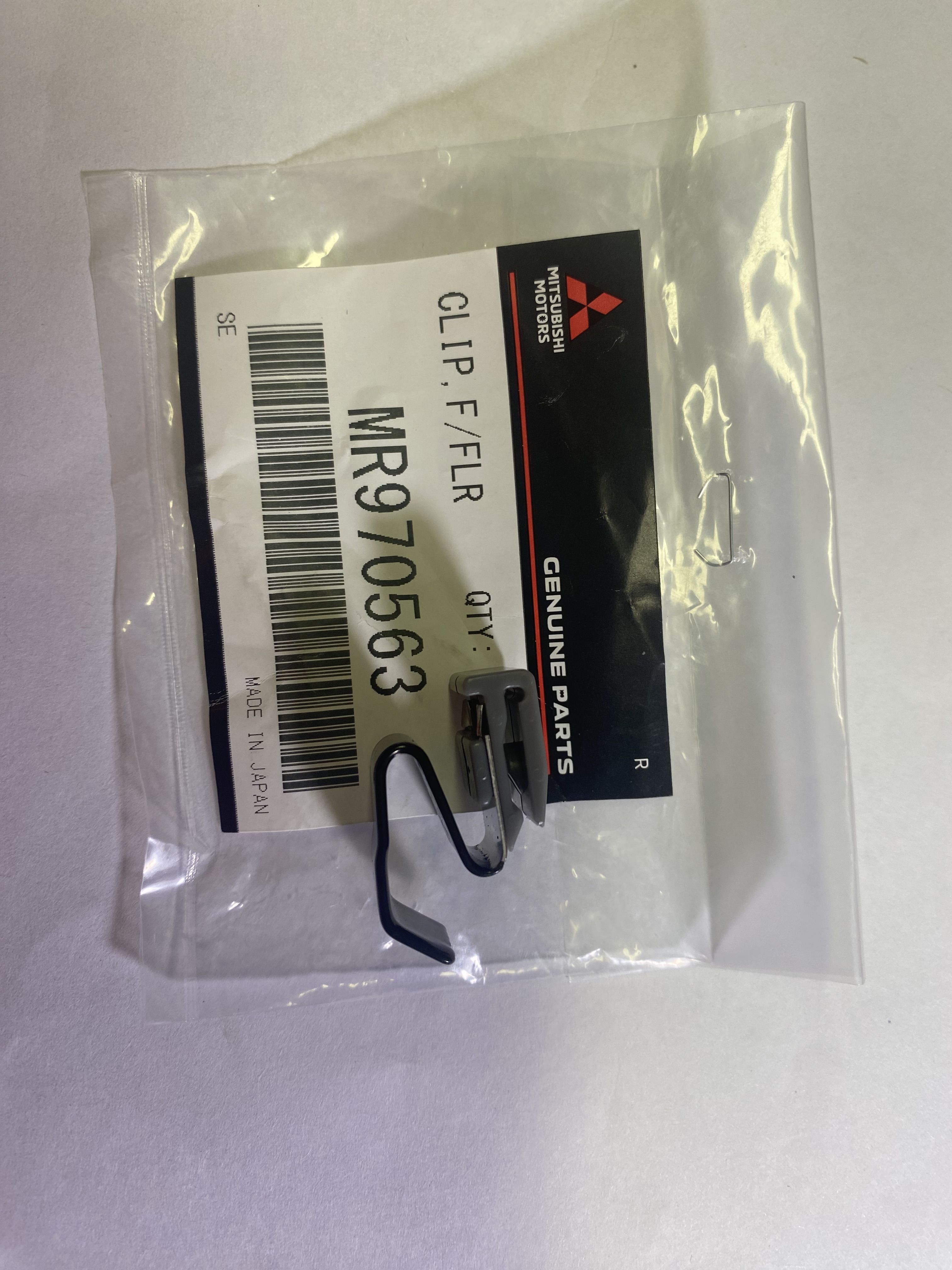 MR970563 Фиксатор лючка горловины бензобака Mitsubishi MR970563 4